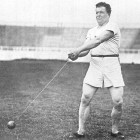 Кидать молот