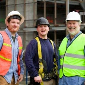 трудоустроен