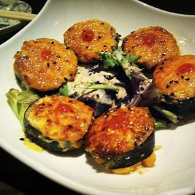 Ролл с запеченным лососем